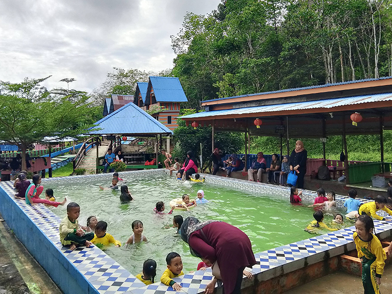 Suasana di Kolam Renang